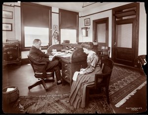 Homem com sua secretária tomando ditado em um escritório particular em Parke, Davis und Co., químicos, Hudson und Vestry Streets, Nova York, 1910 (impressão em gelatina de prata)